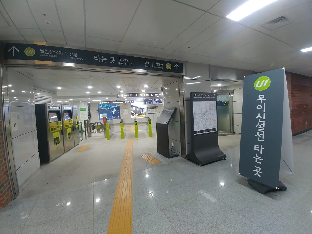 Ticket machines and subway gates at Sungshin Women’s University station in Seoul.