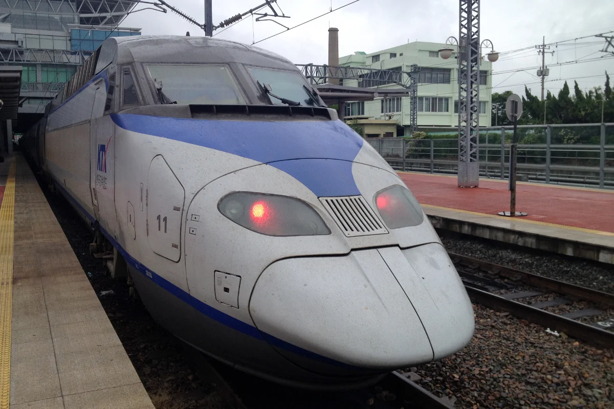 A KTX train at a platform at Busan Station, the southern end of the Seoul–Busan line.